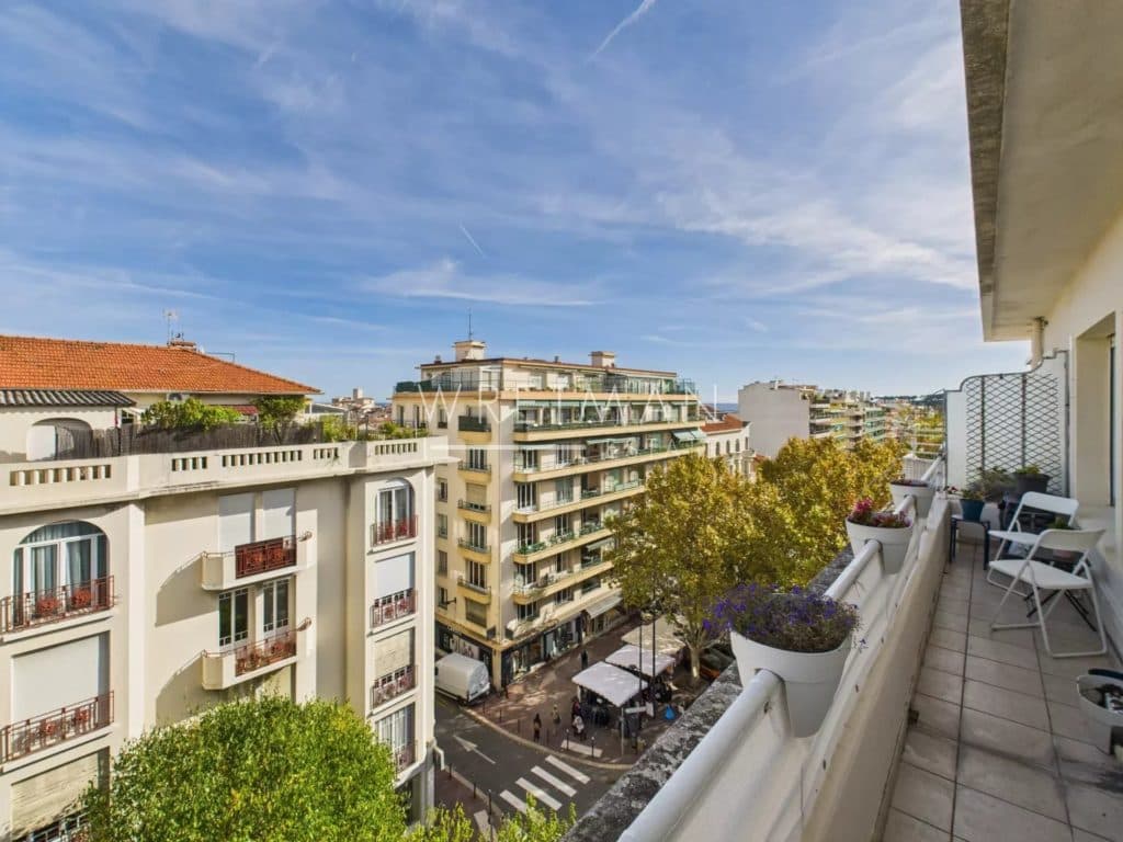 Central two-bedroom apartment with spacious terrace – Antibes — photo 1