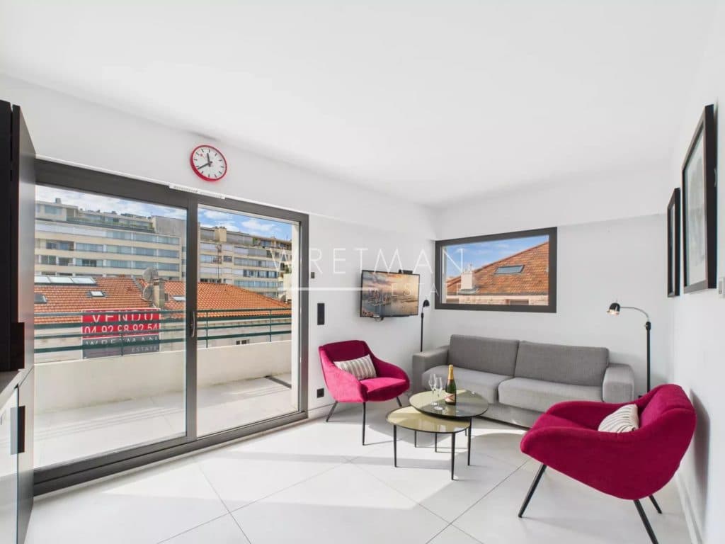 Very bright 2 bedroom apartment on a high floor in the city centre – Cannes Carré d’Or — photo 1