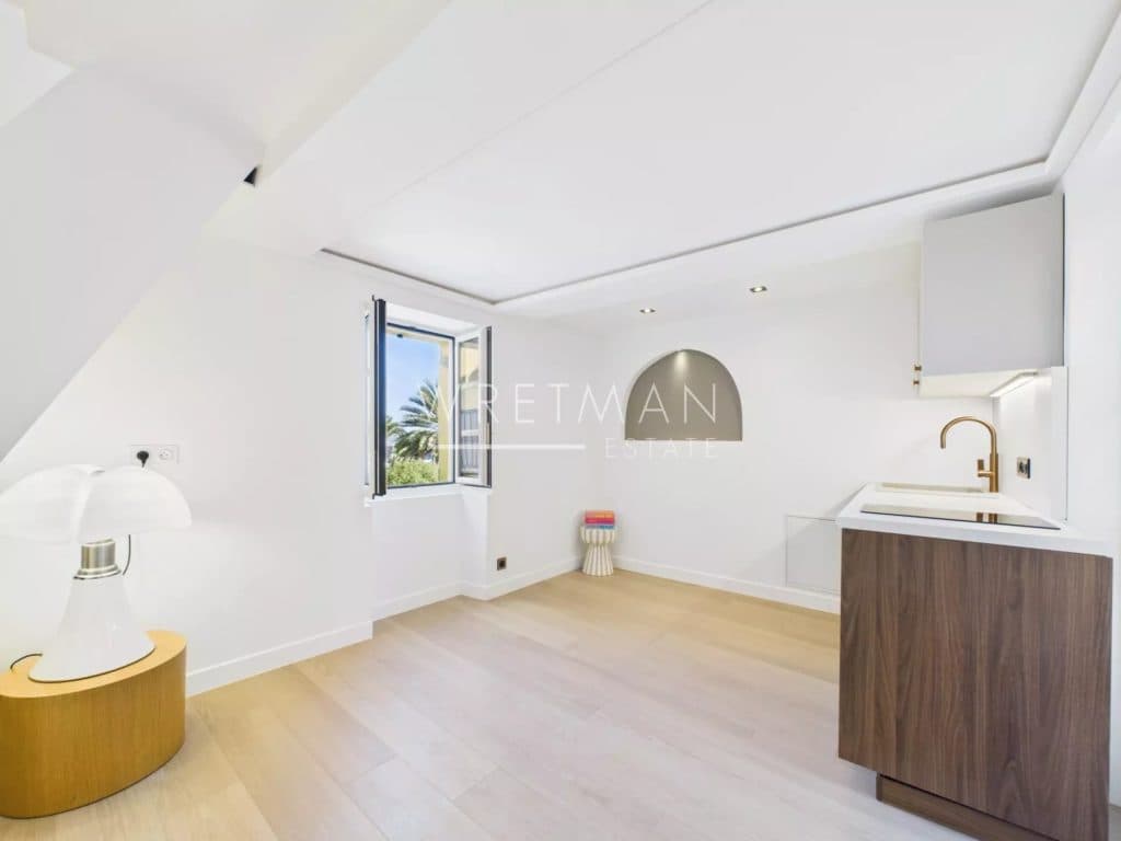 Superb 1-bedroom duplex with sea views – Menton Old Port — photo 1