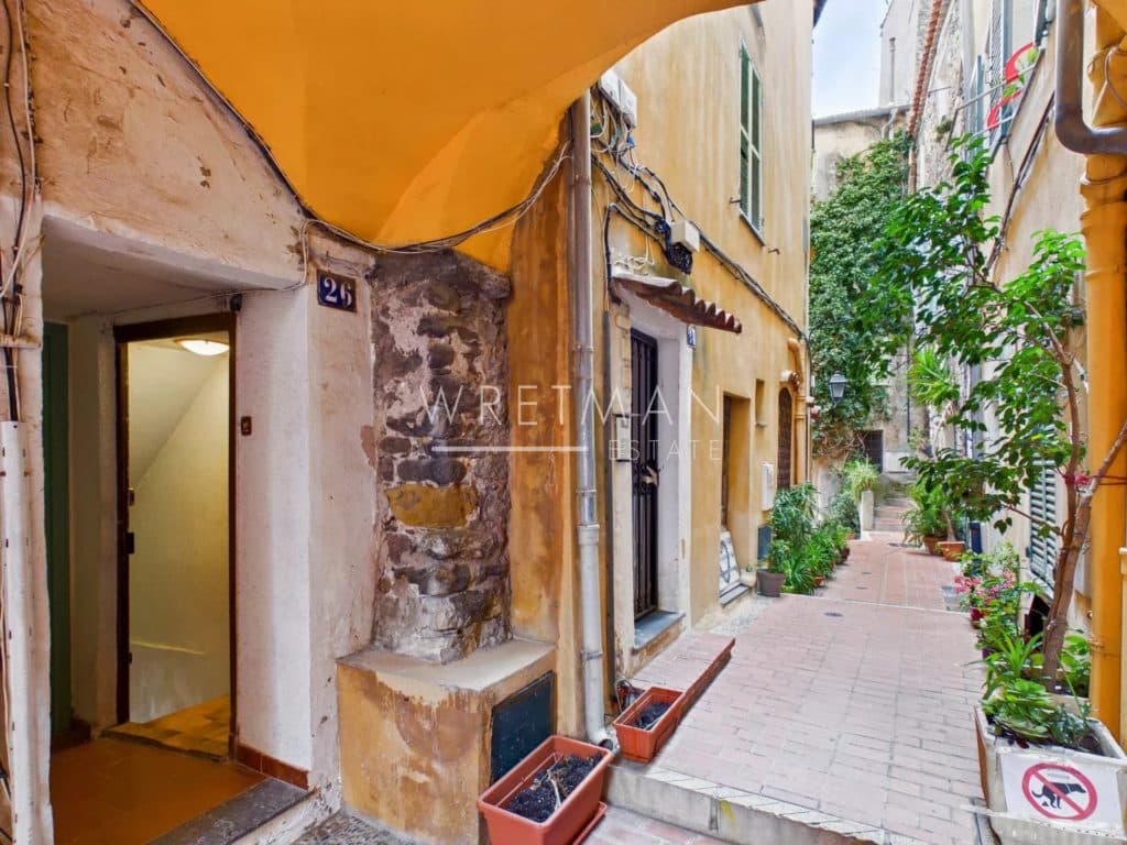 Spacious studio to renovate – Menton Old Town — photo 1
