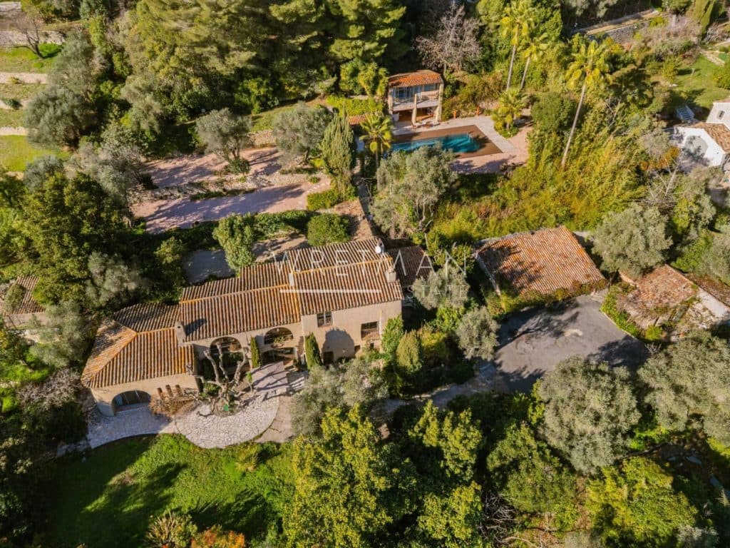 Character property in sought-after area – Mougins — photo 1