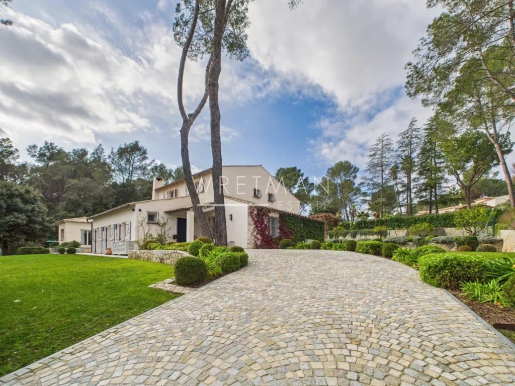 Magnificent villa with pool and tennis in a private residence – Mougins — photo 1