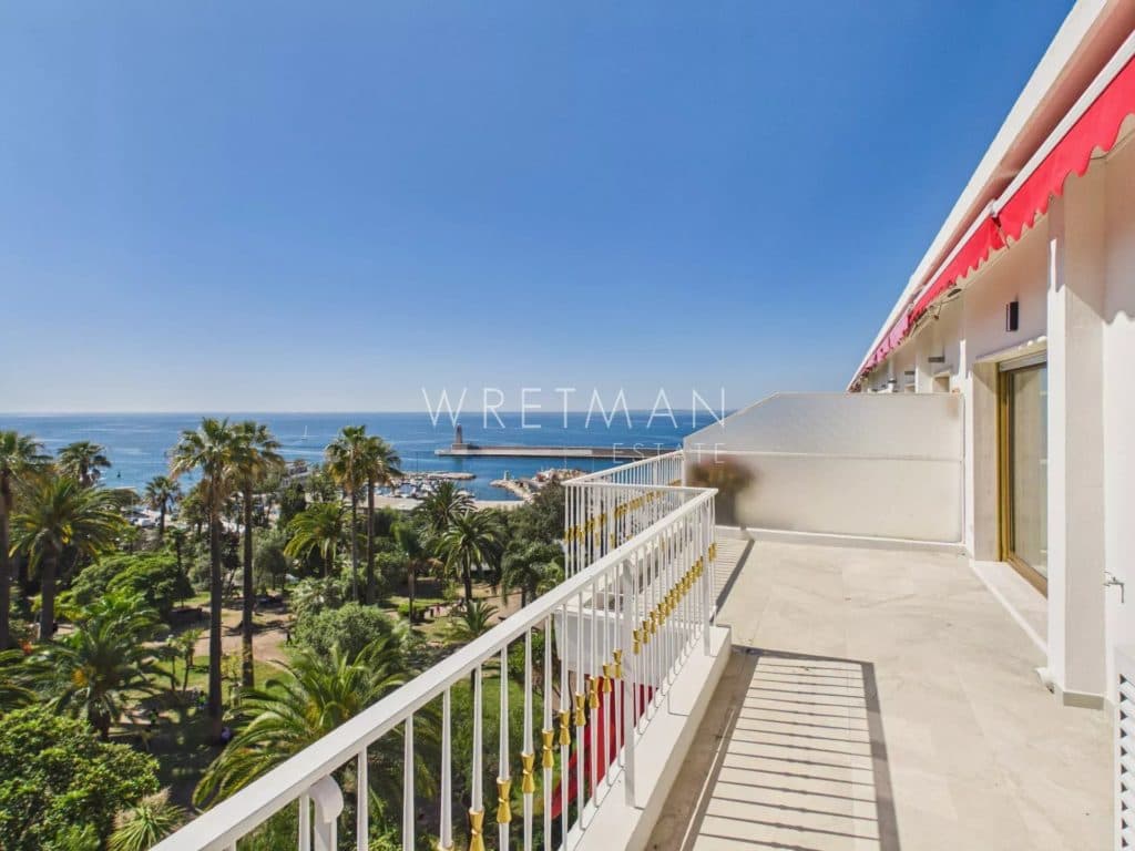 Renovated 3/4-room top-floor apartment with sea view – Nice Port — photo 1
