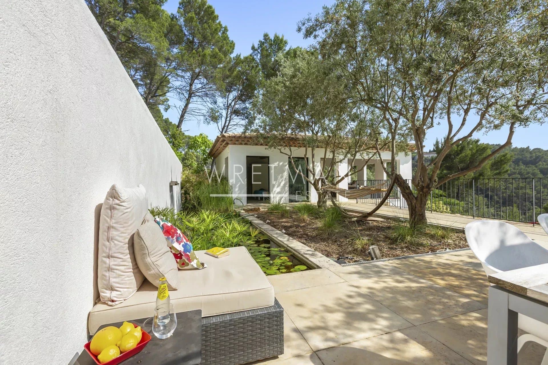 Lorgues villa, exterior