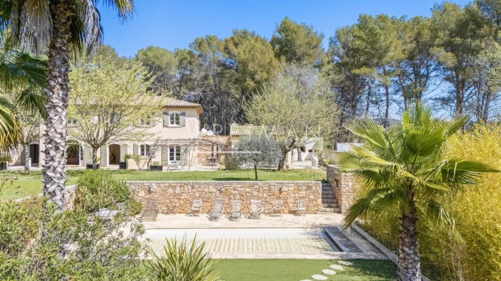 Stunning bastide in beautiful garden with 90 m² versatile double-height outbuilding – Trans-en-Provence — photo 1